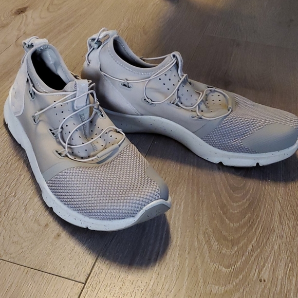 gray workout shoes